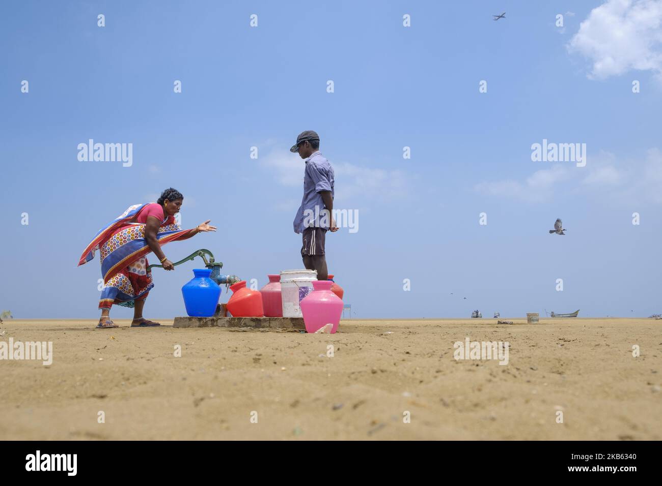 La grave crise de l'eau se poursuit dans de nombreuses régions du Chennai après la quantité décente de pluie tardive de mousson de cette année. Les habitants des zones côtières voisines prennent l'eau des puits de forage à Marina Beach, Chennai, 15th septembre 2019. Le principal problème est que les gens utilisent cette eau comme eau potable qui n'est pas potable pour boire selon les rapports d'essai des laboratoires de Metrowater. Il pourrait être utilisé pour le lavage et le bain. (Photo de Dipayan Bose/NurPhoto) Banque D'Images