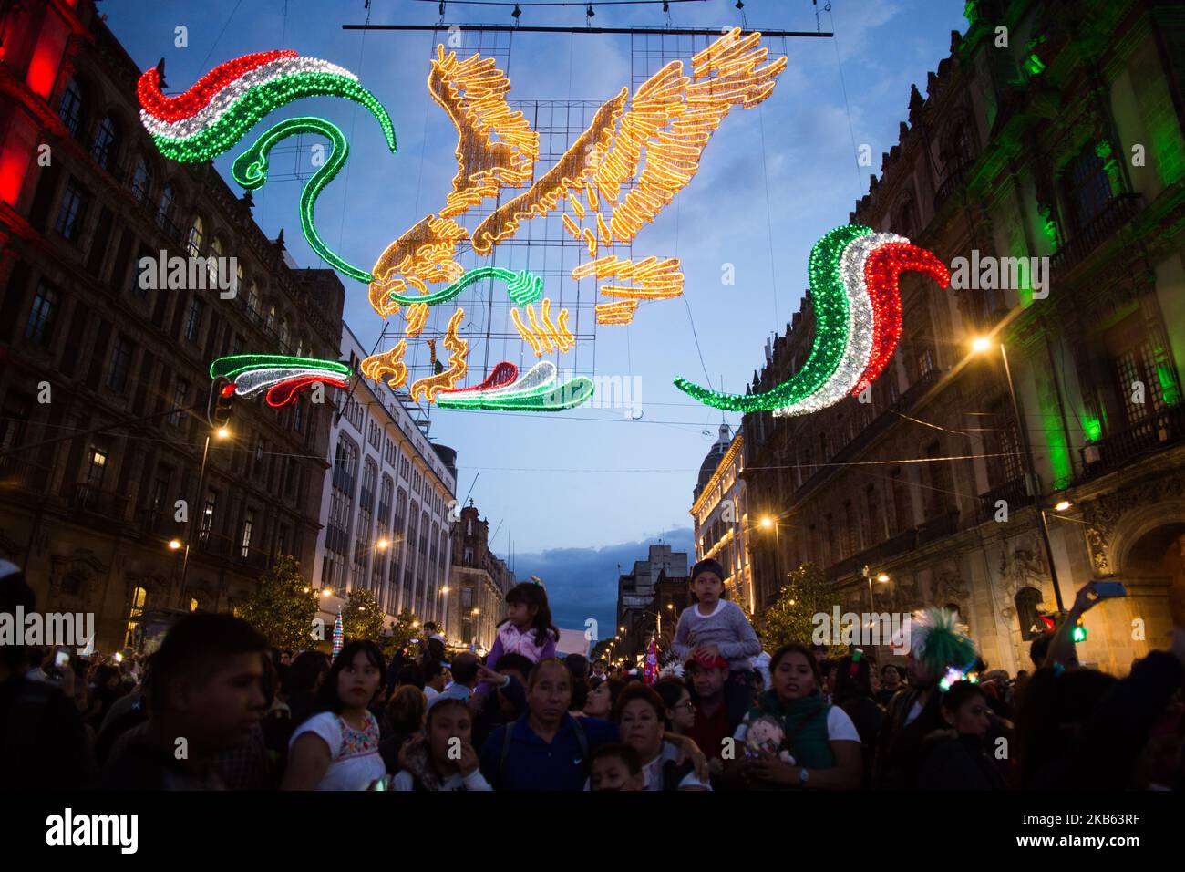 Des familles ont assisté pour célébrer l'anniversaire de l'indépendance du Mexique sur la place principale de la ville de Mexico, ici à 20 novembre Av 15 septembre 2019. (Photo par Cristian Leyva/NurPhoto) Banque D'Images