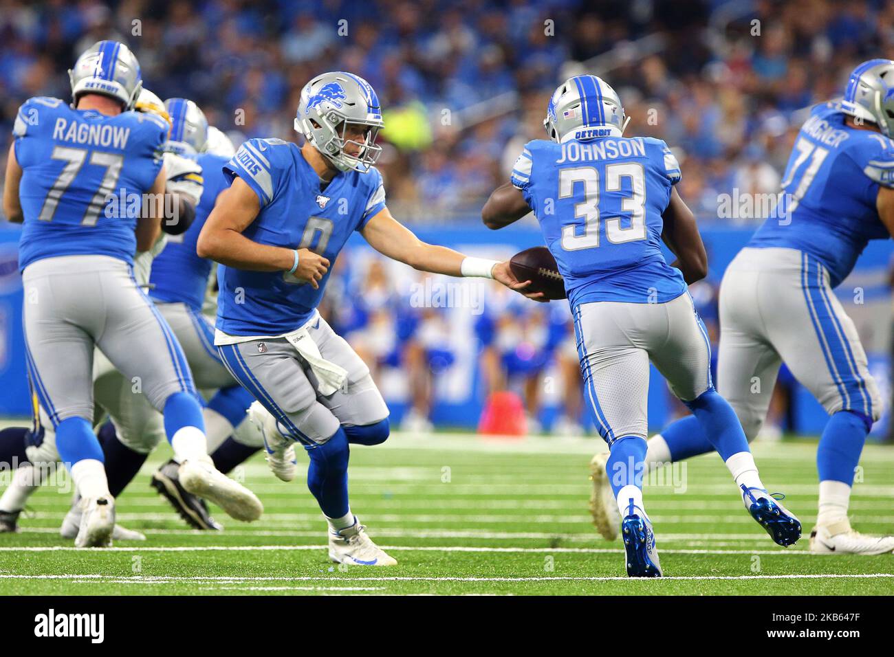 Le quarter back des Detroit Lions Matthew Stafford (9) remet le ballon aux Detroit Lions qui ont fait marche arrière Kerryon Johnson (33) pendant la première moitié d'un match de football de la NFL contre les Los Angeles Chargers à Detroit, Michigan, États-Unis, dimanche, 15 septembre 2019. (Photo par Amy Lemus/NurPhoto) Banque D'Images