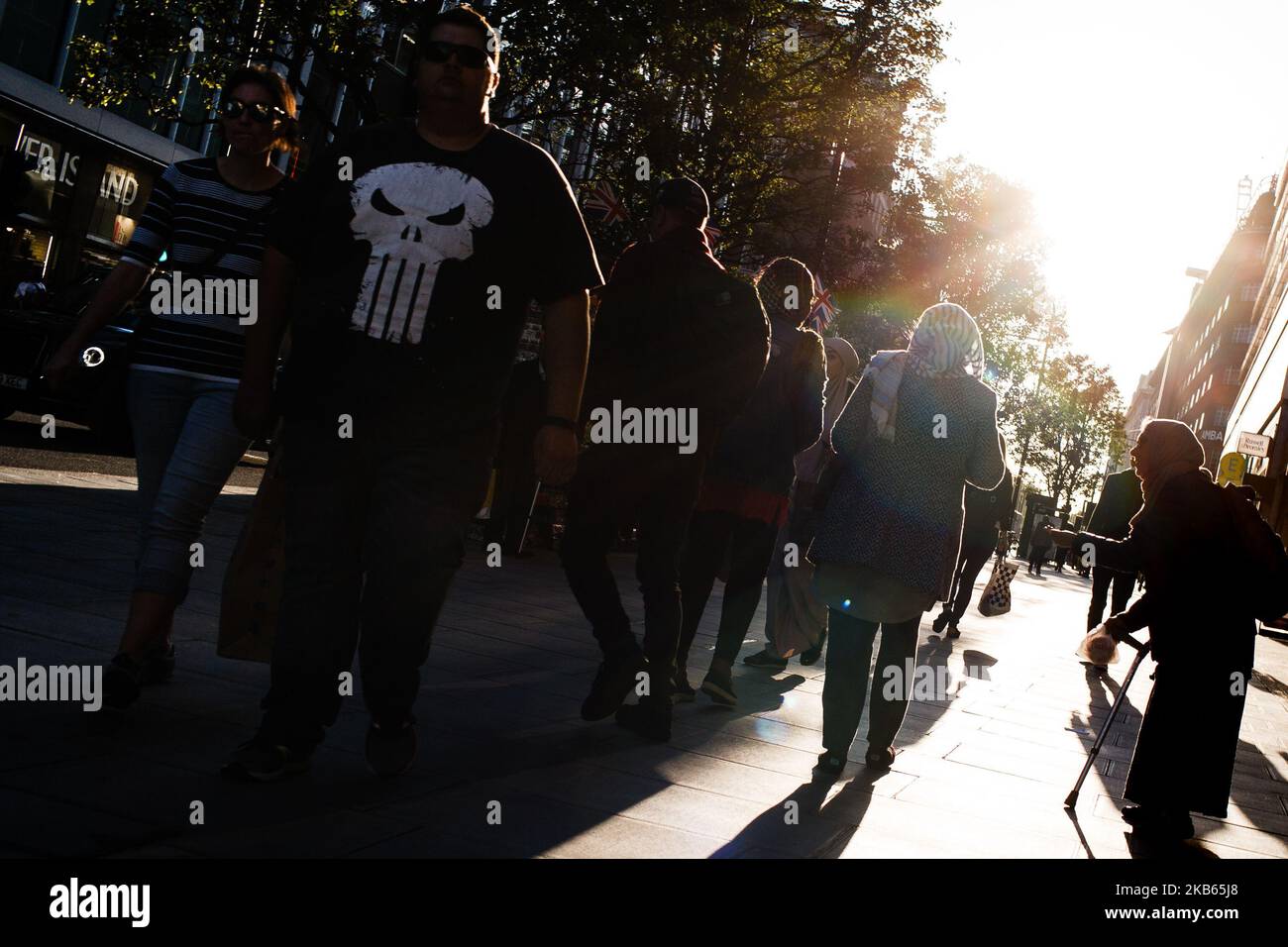 Une femme ROM mendit sur Oxford Street alors que les amateurs de shopping et les navetteurs passent par la lumière du soleil en début de soirée à Londres, en Angleterre, sur 17 septembre 2019. (Photo de David Cliff/NurPhoto) Banque D'Images