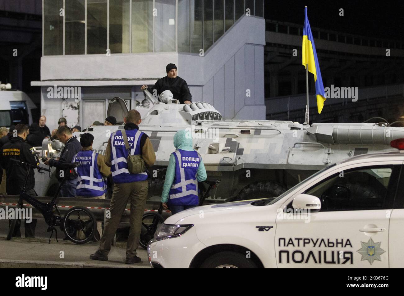 La police ukrainienne et des membres des forces spéciales ukrainiennes participent à une opération de détention d'un homme qui menaçait de faire sauter un pont majeur au-dessus de la rivière Dnipro à Kiev, en Ukraine, le 18 septembre 2019. Des membres de l'équipe spéciale ukrainienne de la capitale ukrainienne ont saisi un homme armé qui menaçait de faire exploser la rivière Dnipro à Kiev. Un inconnu aurait tiré par balle et menacé d'effectuer une explosion d'un pont au-dessus de la rivière Dnipro. La police a l'intention de lancer des poursuites pénales pour "complot d'un acte de terreur". Avant l'arrestation, l'homme jeta une carbine qu'il Banque D'Images