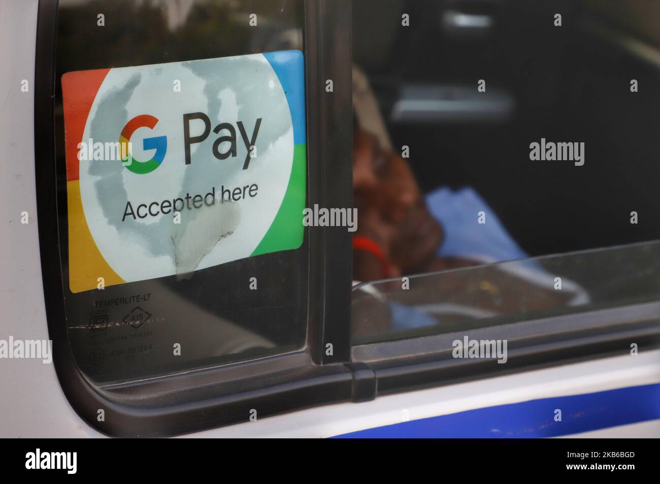 L'autocollant Google Pay ou GPay est collé sur le verre d'une voiture à New Delhi Inde le 18 septembre 2019 (photo de Nasir Kachroo/NurPhoto) Banque D'Images