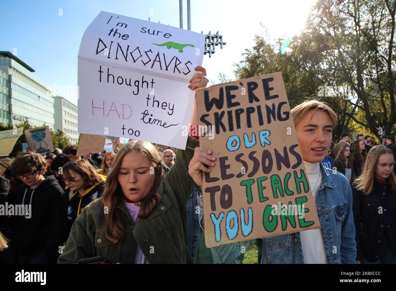 Jeunes manifestants avec une bannière qui parle : Je suis sûr que les dinosaures pensaient qu'ils avaient aussi du temps, et nous ne tenons pas nos leçons pour vous en apprendre une des écoles de Gdynia sont vus protester à Gdynia, Pologne le 20 septembre 2019 plus de 1000 jeunes suivent l'appel du mouvement vendredi pour l'avenir à lutter pour plus de protection du climat. (Photo de Michal Fludra/NurPhoto) Banque D'Images