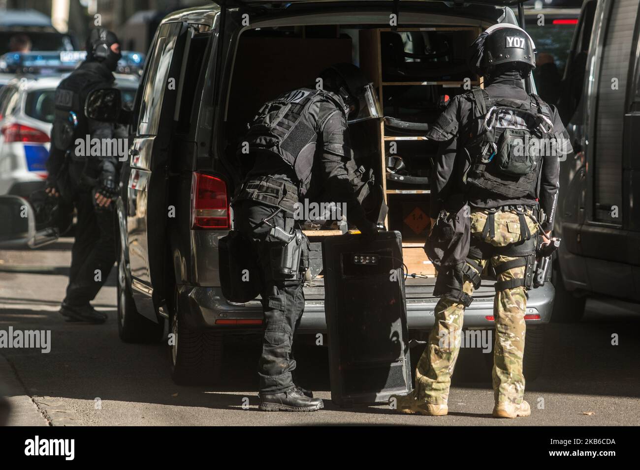 La police s'emploie à arrêter un homme qui a tiré sur un passant sur la rue Paul Bert à Lyon, en France, sur 20 septembre 2019. L'unité de RAID d'élite a été appelée pour intervenir au domicile du jeune homme pour l'arrêter. (Photo de Nicolas Liponne/NurPhoto) Banque D'Images