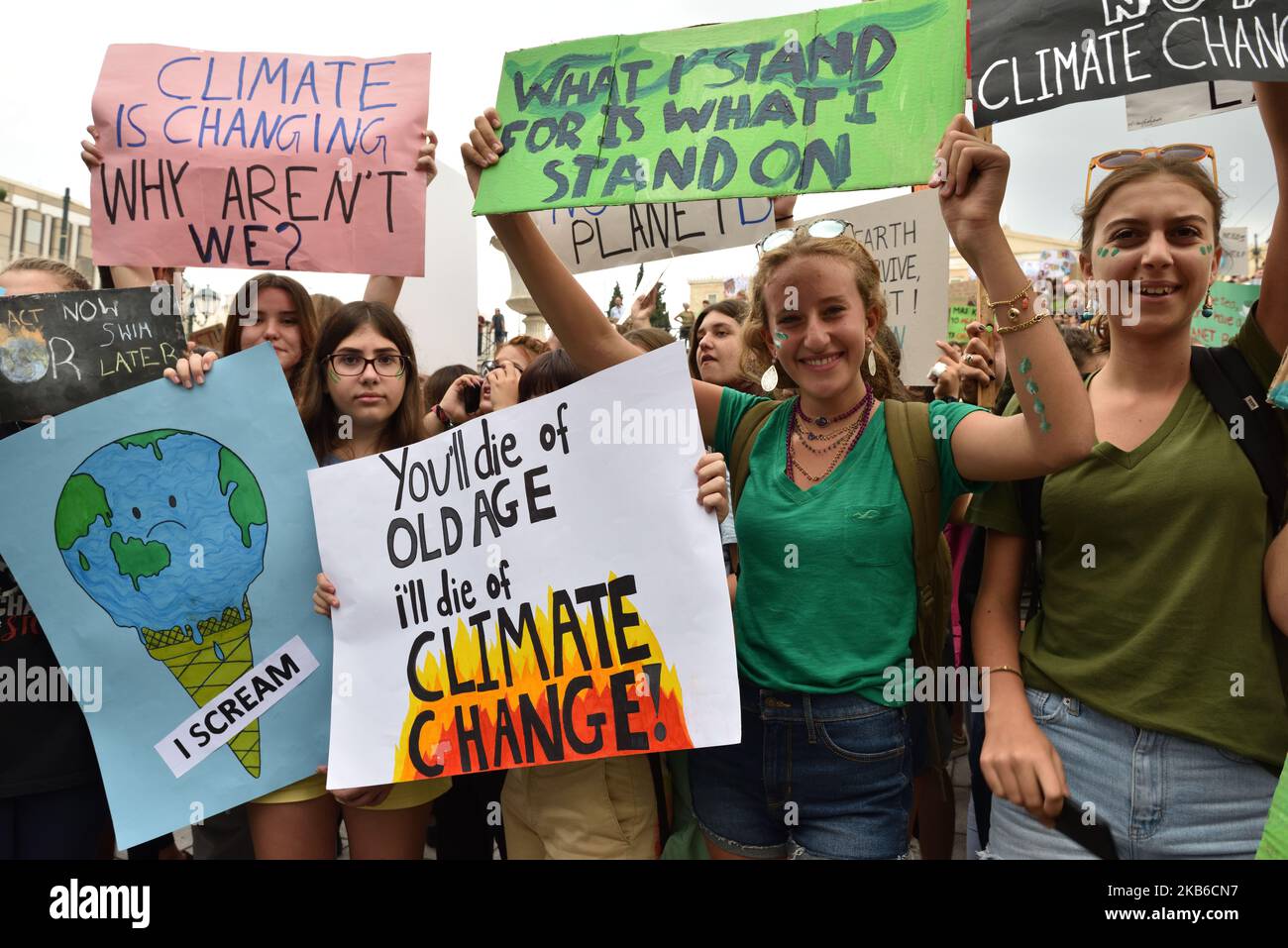 Les étudiants manifestent sur la place Syntagma, dans le centre d'Athènes, en Grèce, le 20 septembre 2019, exigeant une action contre le changement climatique dans le cadre du bâillontement mondial appelé par le mouvement des « vendredis pour l'avenir ». (Photo de Nicolas Koutsokostas/NurPhoto) Banque D'Images