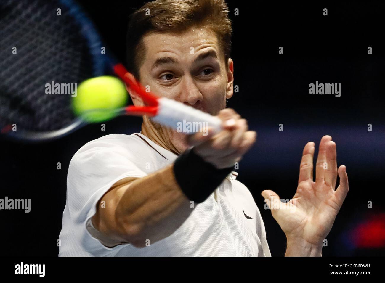 Eegor Gerasimov de Biélorussie retourne le ballon à Matteo Berrettini de l'Italie lors de leur ATP Saint-Pétersbourg Open 2019 quart de finale sur 21 septembre 2019 à Saint-Pétersbourg, Russie. (Photo de Mike Kireev/NurPhoto) Banque D'Images