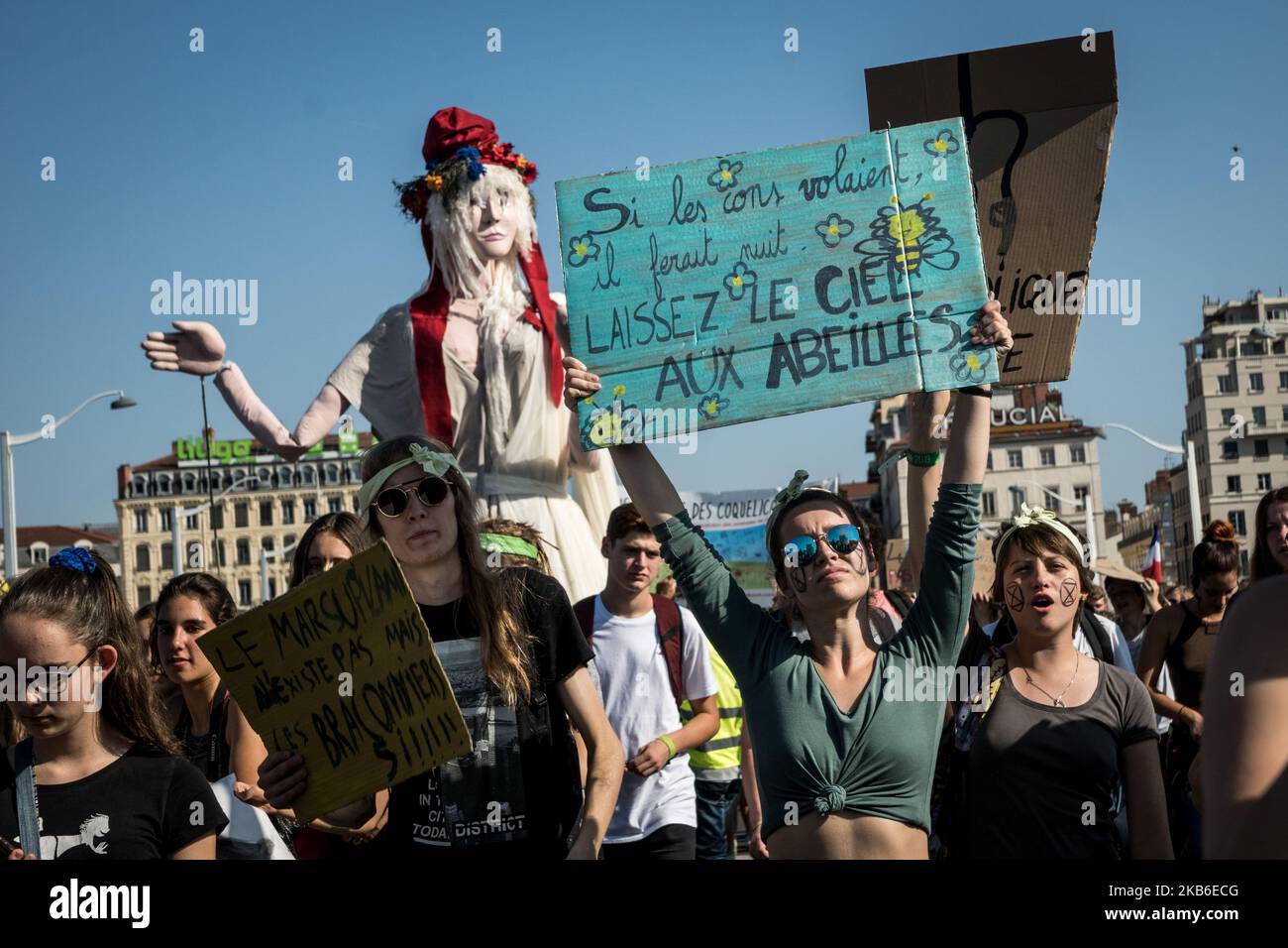 Près de deux mille personnes ont manifesté pour défendre le climat à Lyon, en France, le 20 septembre 2019, à l'occasion d'une journée internationale de mobilisation à l'appel de Greta Thunberg et du mouvement Jeunesse pour le climat. (Photo de Nicolas Liponne/NurPhoto) Banque D'Images