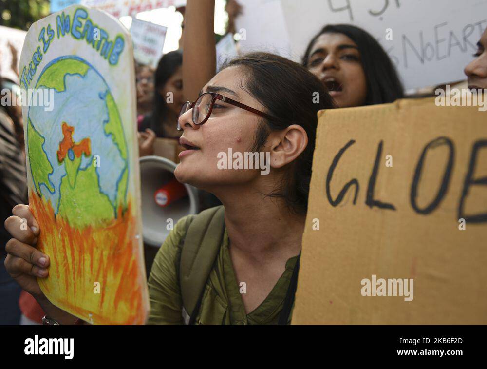 Les étudiants et les activistes tiennent des pancartes lorsqu'ils participent à un rassemblement de grève mondiale contre le climat organisé par les « vendredis for future » à New Delhi, en Inde, sur 20 septembre 2019. (Photo par Indraneel Chowdhury/NurPhoto) Banque D'Images
