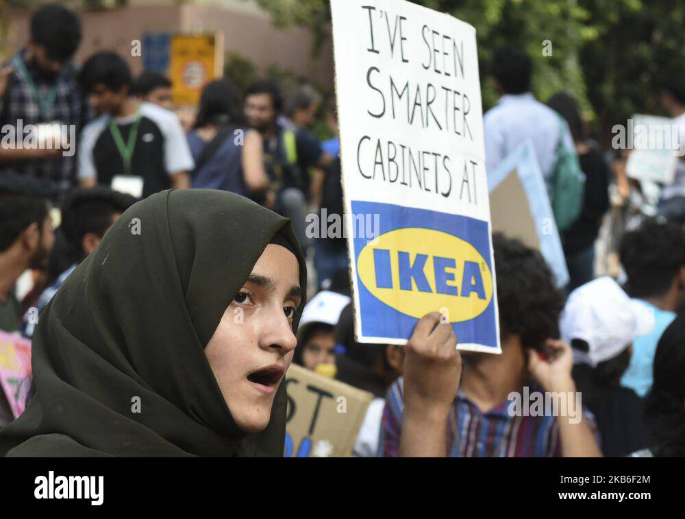 Les étudiants et les activistes tiennent des pancartes lorsqu'ils participent à un rassemblement de grève mondiale contre le climat organisé par les « vendredis for future » à New Delhi, en Inde, sur 20 septembre 2019. (Photo par Indraneel Chowdhury/NurPhoto) Banque D'Images