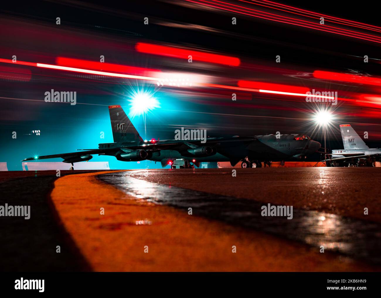 Un escadron de bombardement B-52H Stratofortress 23rd se prépare au décollage alors qu'un autobus transporte un équipage à leur B-52H Stratofortress au cours d'un 26 octobre 2022, à la base aérienne de Minot, Dakota du Nord. Le B-52H peut atteindre des vitesses pouvant atteindre 650 miles par heure et couvrir une distance de 8 800 miles, offrant aux États-Unis et à ses alliés des capacités de combat et une flexibilité uniques. (É.-U. Photo de la Force aérienne par le premier Airman Michael A. Richmond) Banque D'Images