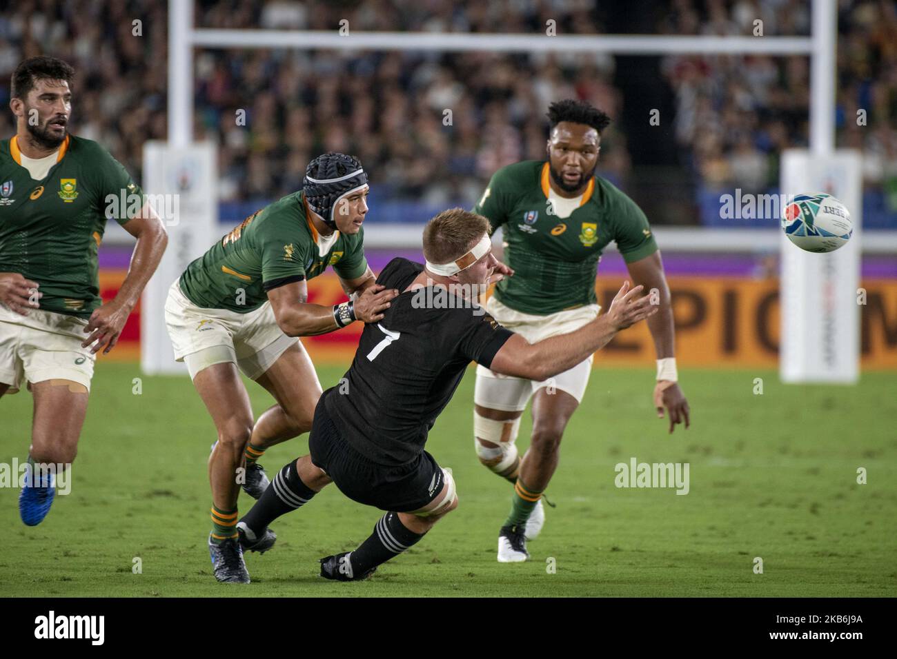 Sam Cane, de Nouvelle-Zélande, est attaqué par Cheslin Kolbe, d'Afrique du Sud, lors du match de la coupe du monde de rugby B de 2019 entre la Nouvelle-Zélande et l'Afrique du Sud au Stade international de Yokohama sur 21 septembre 2019 à Yokohama, au Japon. (Photo par Alessandro Di Ciommo/NurPhoto) Banque D'Images