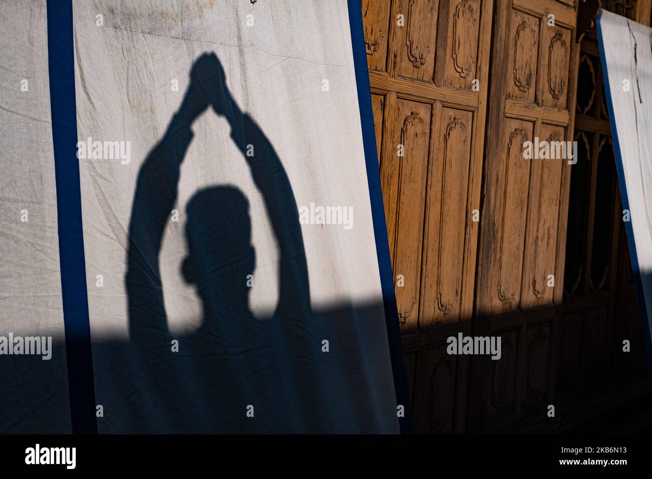Une jeune minorité chrétienne prie dans la lumière du soleil de l'après-midi au Cachemire Indias. La région est musulmane à 99,5 % et les chrétiens sont souvent confrontés à la mort, à la menace et à la destruction de biens. Srinagar, Cachemire, Inde, le 17 septembre 2018. (Photo de John Fredricks/NurPhoto) Banque D'Images