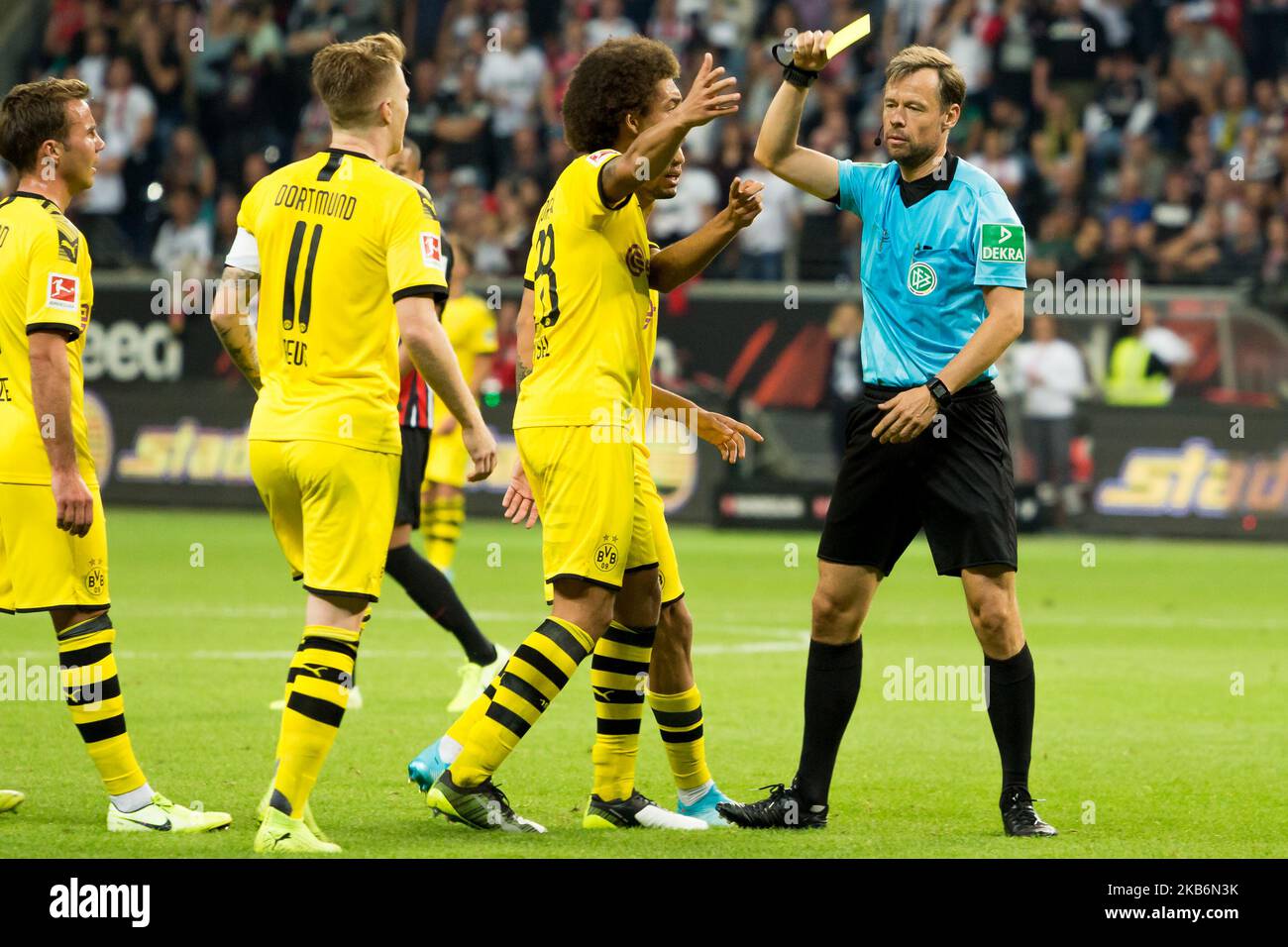 L'arbitre Markus Schmidt montre le carton jaune pendant le 1. Match de  Bundesliga entre Eintracht Frankfurt et Borussia Dortmund à la Commerzbank  Arena sur 22 septembre 2019 à Francfort, Allemagne. (Photo de