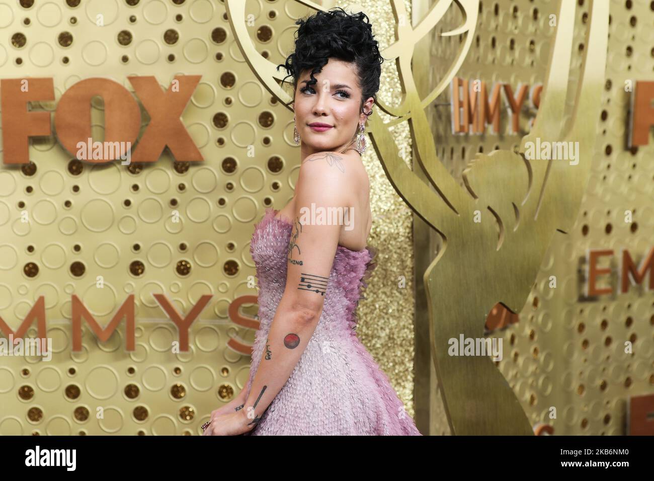 LOS ANGELES, CALIFORNIE, États-Unis - SEPTEMBRE 22 : Halsey arrive aux Primetime Emmy Awards 71st annuels qui se tiennent au Microsoft Theatre L.A. Vivez sur 22 septembre 2019 à Los Angeles, Californie, États-Unis. (Photo par Xavier Collin/image Press Agency/NurPhoto) Banque D'Images