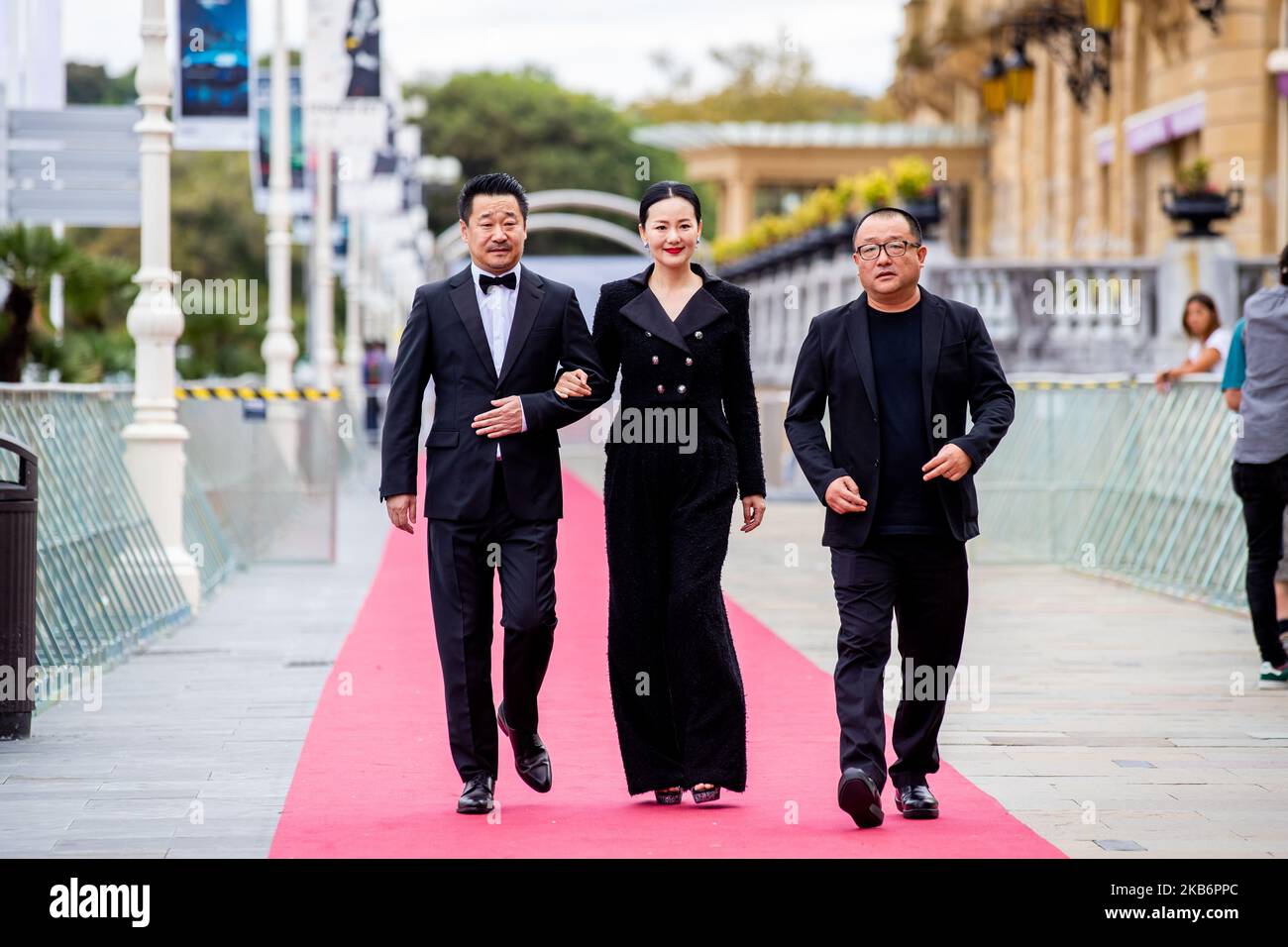 (G-D) Wang Jingchun, Yong Mei et directeur Xiaoshuai Wang assiste à la première de 'di Jiu Tian Chang (So long, mon fils)' lors du Festival du film de San Sebastian 67th à San Sebastian, en Espagne, sur 23 septembre 2019. (Photo de Manuel Romano/NurPhoto) Banque D'Images