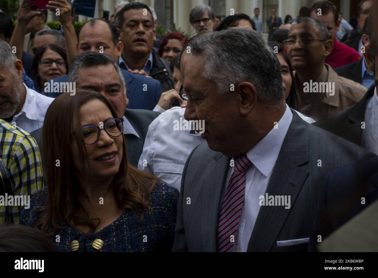 Le député pro-gouvernemental vénézuélien Pedro Carreno (R) arrive pour une session à l'Assemblée nationale à Caracas sur 24 septembre 2019. (Photo de Jonathan Lanza/NurPhoto) Banque D'Images