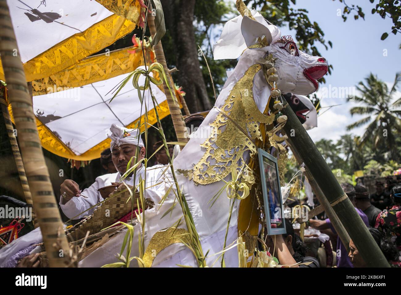 Les hindous balinais éclabousser de l'eau sainte dans le cercueil pendant la crémation de masse ou les rituels ngaben locaux dans la cour du village de Bayad à Tegallalang, Gianyar, Bali sur 25 septembre 2019. Un total de 59 corps, sous la forme de squelettes humains qui sont morts il y a plusieurs années, ont été incinérés simultanément afin de faciliter le coût de la cérémonie pour les résidents locaux. (Photo de Johannes Christo/NurPhoto) Banque D'Images