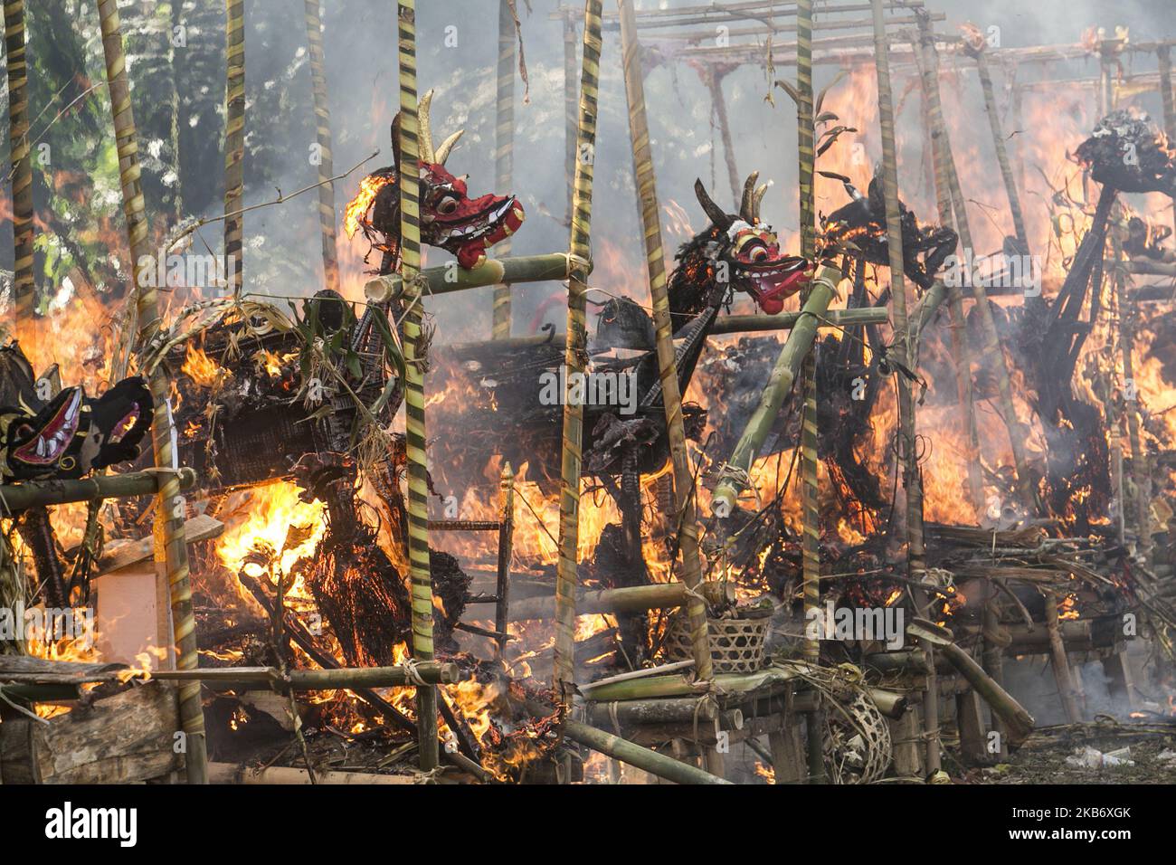 Cercueil en forme de dragon et de taureau mythiques brûlé lors de la crémation de masse ou de rituels locaux appelés Ngaben dans la cour du village de Bayad à Tegallalang, Gianyar, Bali sur 25 septembre 2019. Un total de 59 corps, sous la forme de squelettes humains qui sont morts il y a plusieurs années, ont été incinérés simultanément afin de faciliter le coût de la cérémonie pour les résidents locaux. (Photo de Johannes Christo/NurPhoto) Banque D'Images