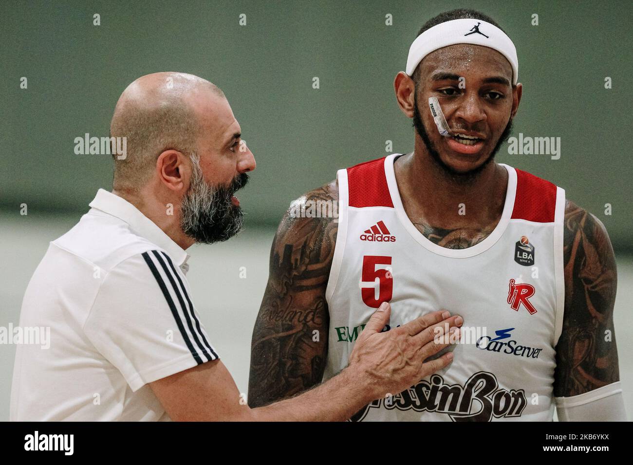 Dererk grâce de Grissin bon Reggio Emilia Basketball et Maurizio Buscaglia entraîneur de Grissin bon Reggio Emilia Basketball pendant le match international de basket-ball entre Grissin bon Reggio Emilia et Leiden Basketball à PalaRegnani sur 18 septembre 2019 à Scandiano, Italie. (Photo par Emmanuele Ciancaglini/NurPhoto) Banque D'Images