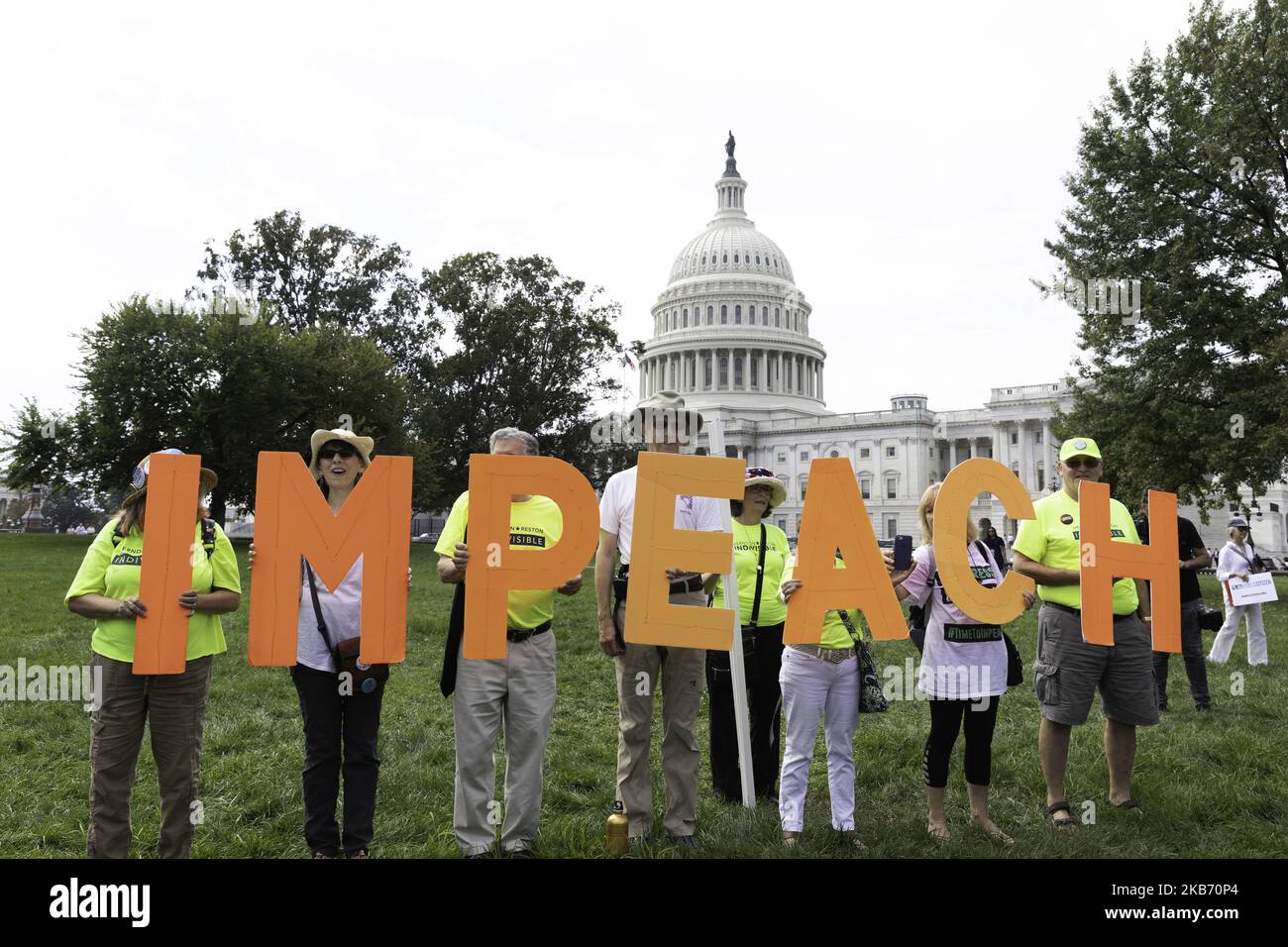 Un manifestant tient un panneau au cours d'une manifestation demandant aux membres du Congrès d'entamer le processus de destitution au Capitole des États-Unis à Washington, en 26 septembre 2019. (Photo par Aurora Samperio/NurPhoto) Banque D'Images