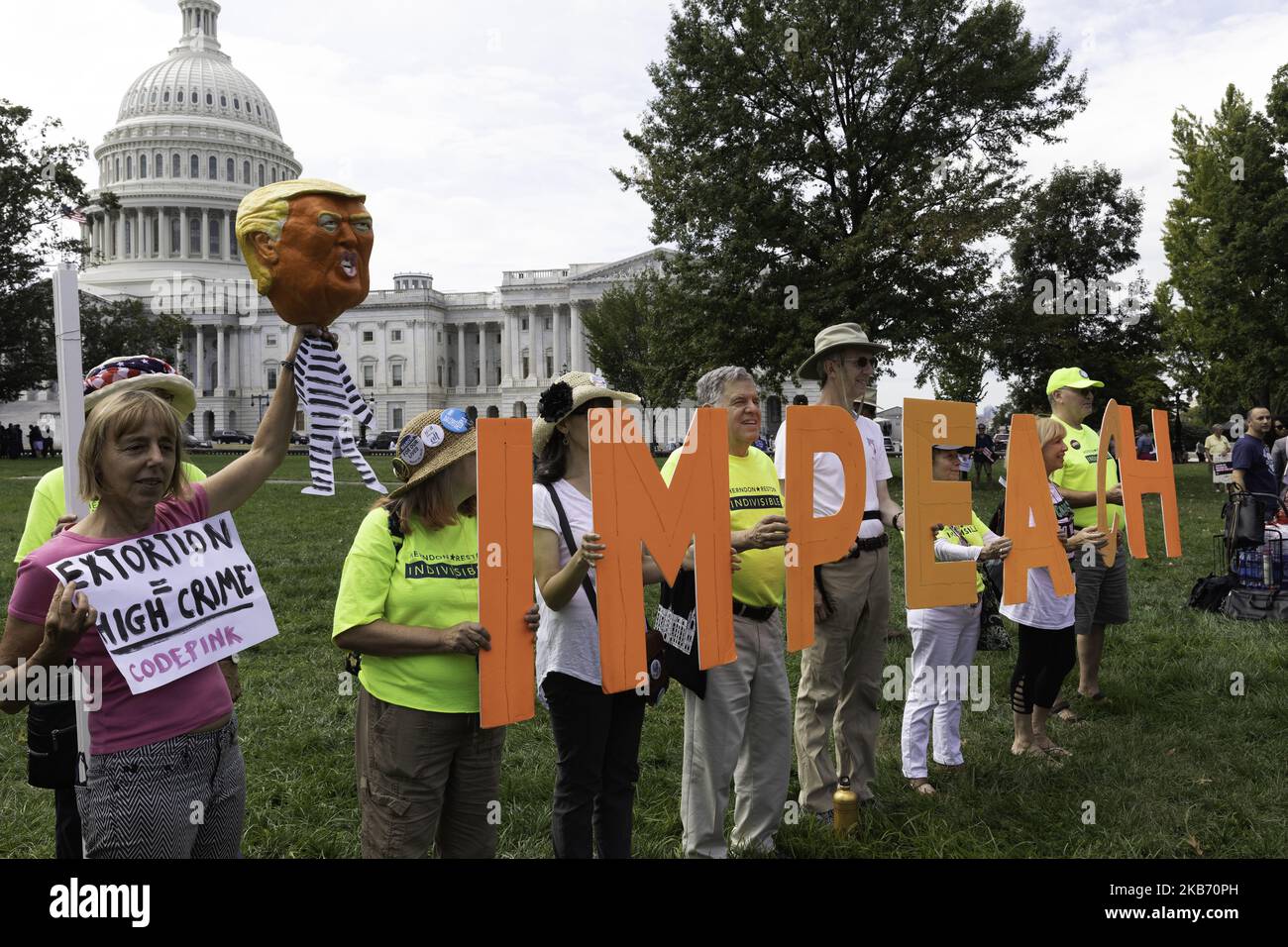 Un manifestant tient un panneau au cours d'une manifestation demandant aux membres du Congrès d'entamer le processus de destitution au Capitole des États-Unis à Washington, en 26 septembre 2019. (Photo par Aurora Samperio/NurPhoto) Banque D'Images