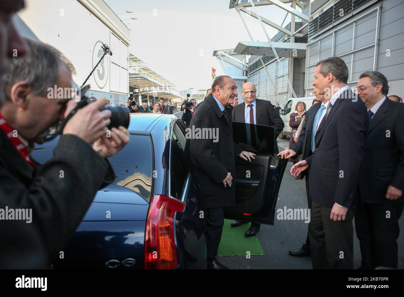 L'ancien président français Jacques Chirac (C), 77 ans, visite le salon agricole international de 5 mars 2010 à Paris. Jacques Chirac, un homme politique de centre-droit qui a été chef d'État de 1995 à 2007, est mort sur 26 septembre 2019. Il avait 86 ans. (Photo de Michel Stoupak/NurPhoto) Banque D'Images