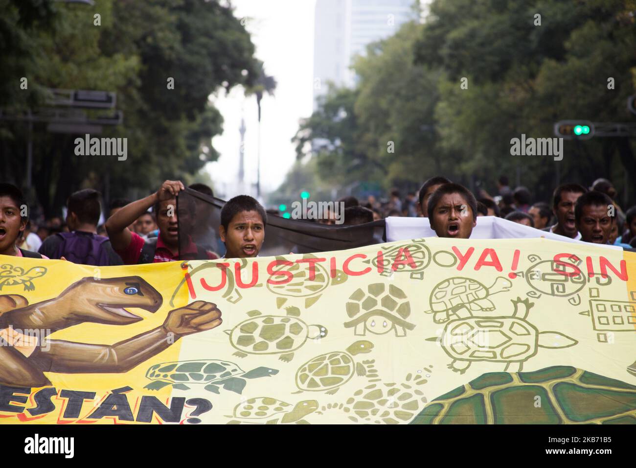 Les étudiants de l'école rurale d'Ayotzinapa dans la manifestation à Mexico, Mexique sur 26 septembre 2019, pour marquer cinq ans de la disparition des 43 élèves de l'école de formation d'Ayotzinapa qui ont disparu sur 26 septembre 2014. (Photo par Cristian Leyva/NurPhoto) Banque D'Images