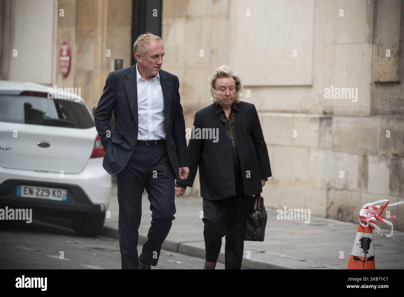 Arrivée des hommes d'affaires et des propriétaires du groupe Kering François-Henri Pinault au domicile de Chirac après l'annonce de la mort de l'ancien président français Jacques Chirac le 26 septembre 2019 à Paris, France, Les premiers hommages officiels ont été rendus au cours de la journée par la visite d'amis proches de la famille Chirac ainsi que par la visite de l'actuel Président de la République Emmanuel Macron au domicile de Jacques Chirac, rue de Tournon à Paris et devant le Palais de l'Elysée, exceptionnellement ouverte au public à tous ceux qui souhaitent rendre hommage. (Photo de Samuel Boivin/Nur Banque D'Images