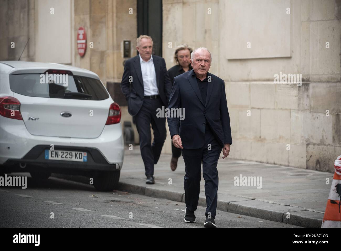 Arrivée des hommes d'affaires qui possèdent le groupe Kering Francois Pinault (premier plan au centre) et de son fils François-Henri Pinault (arrière-plan à gauche) au domicile de Chirac après l'annonce de la mort de l'ancien président français Jacques Chirac le 26 septembre 2019 à Paris, France, Les premiers hommages officiels ont été rendus au cours de la journée par la visite d'amis proches de la famille Chirac ainsi que par la visite de l'actuel Président de la République Emmanuel Macron au domicile de Jacques Chirac, rue de Tournon à Paris et devant le Palais de l'Elysée, exceptionnellement ouverte au public Banque D'Images