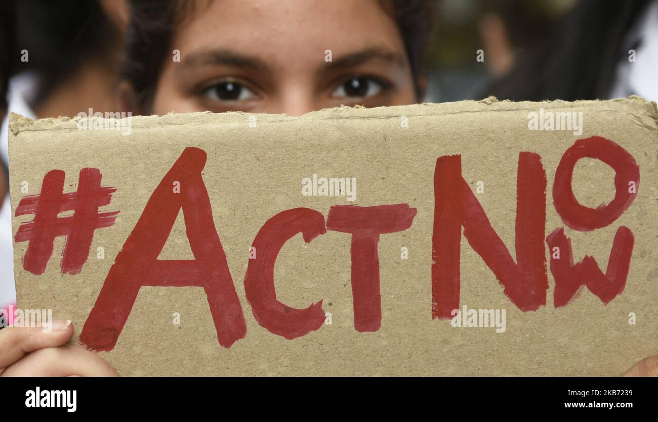 Des étudiants, des citoyens locaux et des activistes de l'environnement crient des slogans lorsqu'ils participent à une grève mondiale contre le climat pour protester contre l'inaction gouvernementale en matière de dégradation du climat et de pollution de l'environnement, une partie des manifestations se déroulent dans le monde entier dans un mouvement baptisé « Fridays for future », Kolkata, Inde, 27 septembre 2019. (Photo par Indranil Aditya/NurPhoto) Banque D'Images