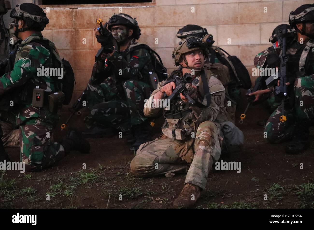 Les soldats de l'armée américaine affectés à la Brigade d'assistance de la Force de sécurité 5th travaillent aux côtés des soldats de l'armée indonésienne pour saisir un objectif simulé lors d'un exercice tenu au joint Pacific multinational Readiness Center rotation 23-01 à South Range, Hawaii, le 31 octobre 2022. Le JPMRC 23-01 est un centre régional d'entraînement au combat qui renforce l'état de préparation au combat dans la division du Pacifique de l'Amérique et constitue un moyen clé pour les forces de l'Armée de terre de s'engager dans un environnement conjoint avec les alliés et les partenaires régionaux. (É.-U. Photo de l'armée par le Sgt. Daymeon Evans) Banque D'Images