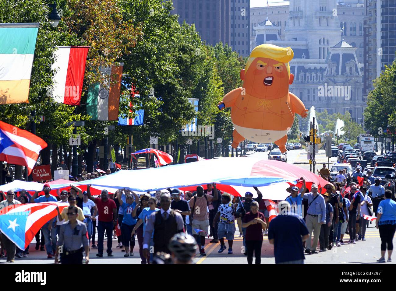 Le ballon Baby Trump marque un grand drapeau lors de la marche du peuple pour Porto Rico, commémorant le deuxième anniversaire de l'ouragan Marina, lors d'une marche de protestation au centre-ville de Philadelphie, en Pennsylvanie, sur 21 septembre 2019. Au cours de l'événement Puertorriqueños de la région se réunissent deux ans après la tempête de catégorie cinq mortelle a causé une dévastation massive sur l'île. (Photo de Bastiaan Slabbers/NurPhoto) Banque D'Images