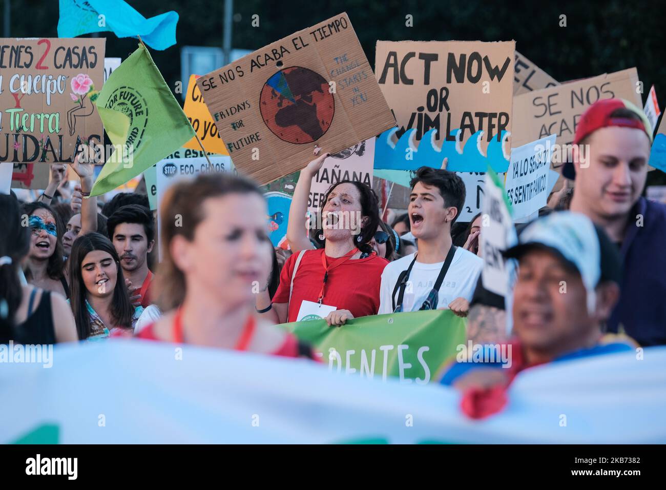 Les manifestants brandissent des banderoles lors de la manifestation organisée à Madrid par Fridays for future, Alianza por el Clima, Alianza por la Emergencia Climatica et 2020 Rebelion por el Clima, au cours de laquelle les gens sont vus pour protester contre la grève mondiale du climat exigeant des solutions pour le réchauffement climatique sur 27 septembre, 2019 à Madrid, Espagne. (Photo par Antonio Navia/NurPhoto) Banque D'Images