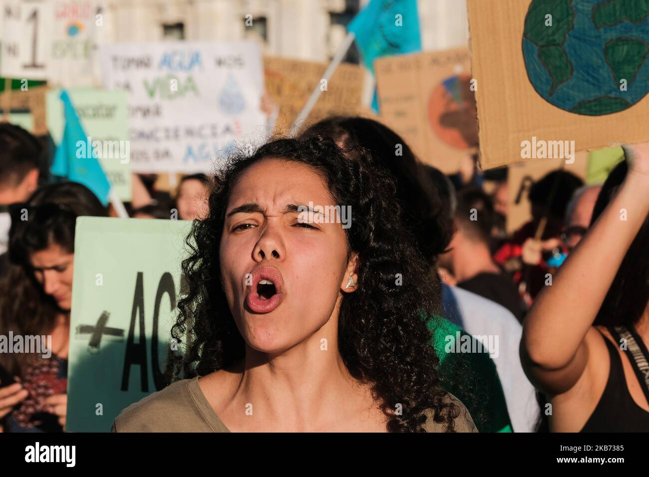 Les manifestants brandissent des banderoles lors de la manifestation organisée à Madrid par Fridays for future, Alianza por el Clima, Alianza por la Emergencia Climatica et 2020 Rebelion por el Clima, au cours de laquelle les gens sont vus pour protester contre la grève mondiale du climat exigeant des solutions pour le réchauffement climatique sur 27 septembre, 2019 à Madrid, Espagne. (Photo par Antonio Navia/NurPhoto) Banque D'Images