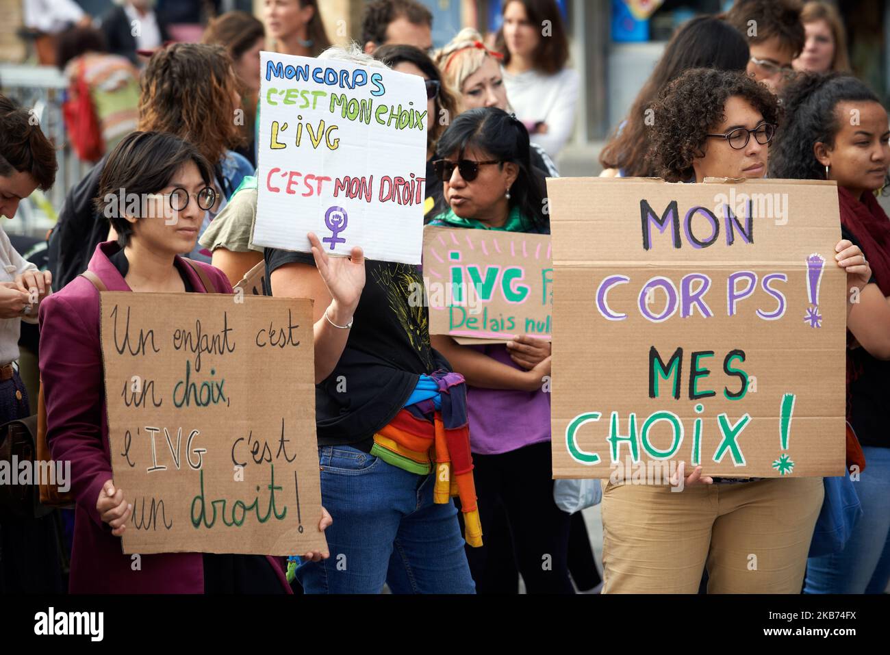 Les femmes et les hommes sont descendus dans la rue pour avoir le droit d'avorter. Ils disent que ce droit en France est limité par le manque de médecins, d'infrastructures et d'informations. Ils marchent également pour les femmes dans les pays où ce droit est inexistant ou limité à certains cas. Des manifestations similaires ont eu lieu ailleurs en France. Toulouse. France. 28 septembre 2019. (Photo d'Alain Pitton/NurPhoto) Banque D'Images