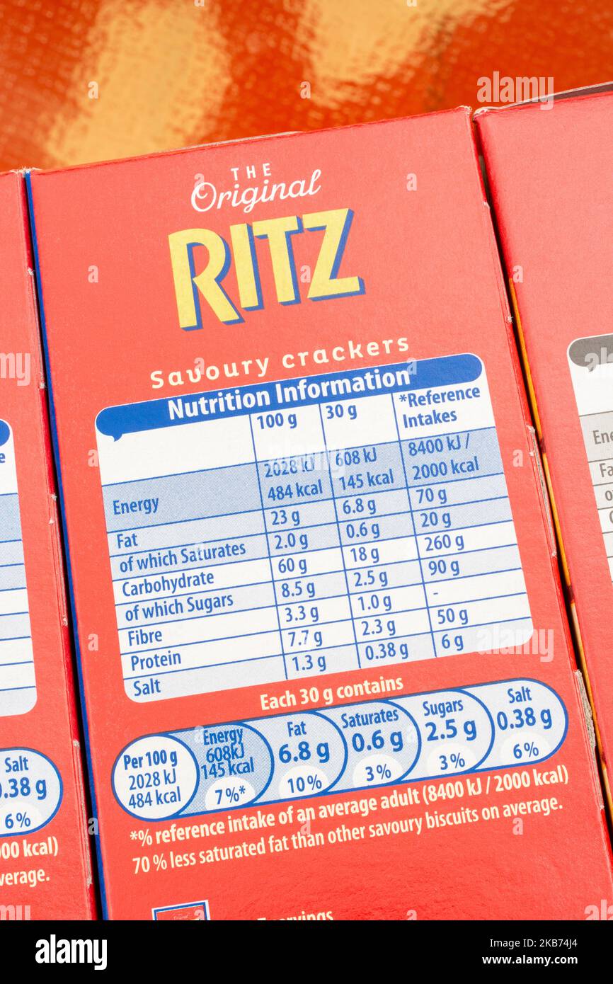 Gros plan de l'étiquette de nutrition sur le paquet de cartes de biscuits Ritz / biscuits avec des informations sur l'alimentation / étiquetage de la nutrition alimentaire. Pour la teneur en ingrédients. Banque D'Images