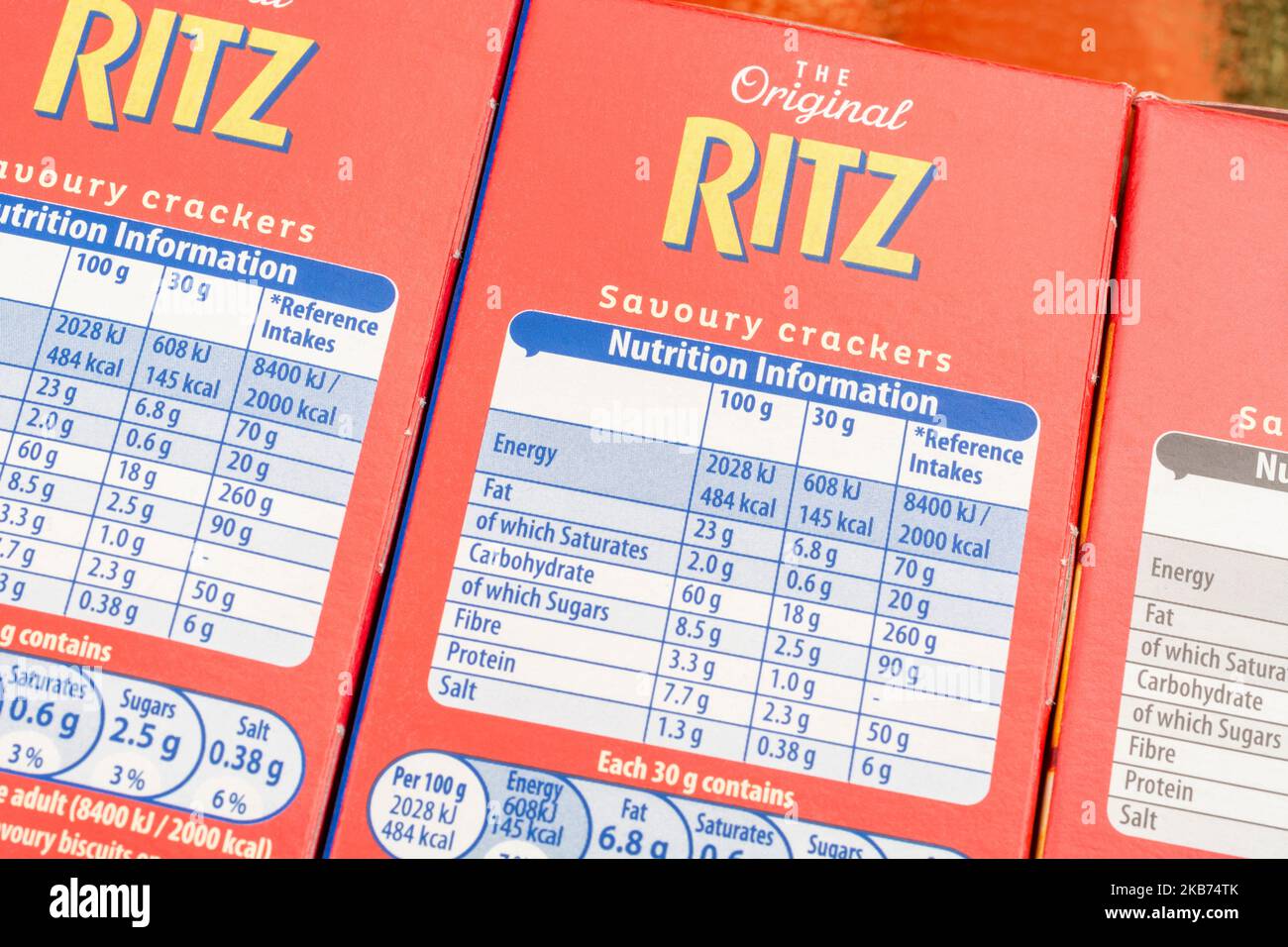 Gros plan de l'étiquette de nutrition sur le paquet de cartes de biscuits Ritz / biscuits avec des informations sur l'alimentation / étiquetage de la nutrition alimentaire. Pour la teneur en ingrédients. Banque D'Images