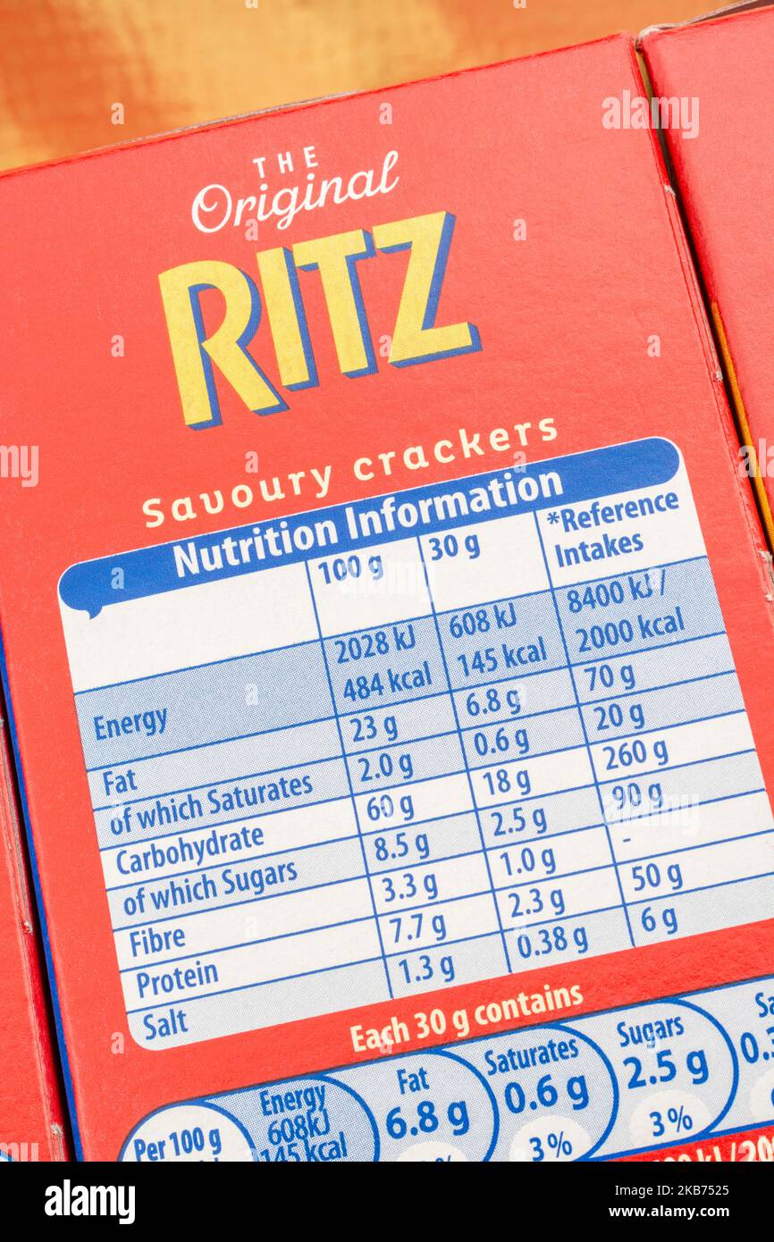 Gros plan de l'étiquette de nutrition sur le paquet de cartes de biscuits Ritz / biscuits avec des informations sur l'alimentation / étiquetage de la nutrition alimentaire. Pour la teneur en ingrédients. Banque D'Images