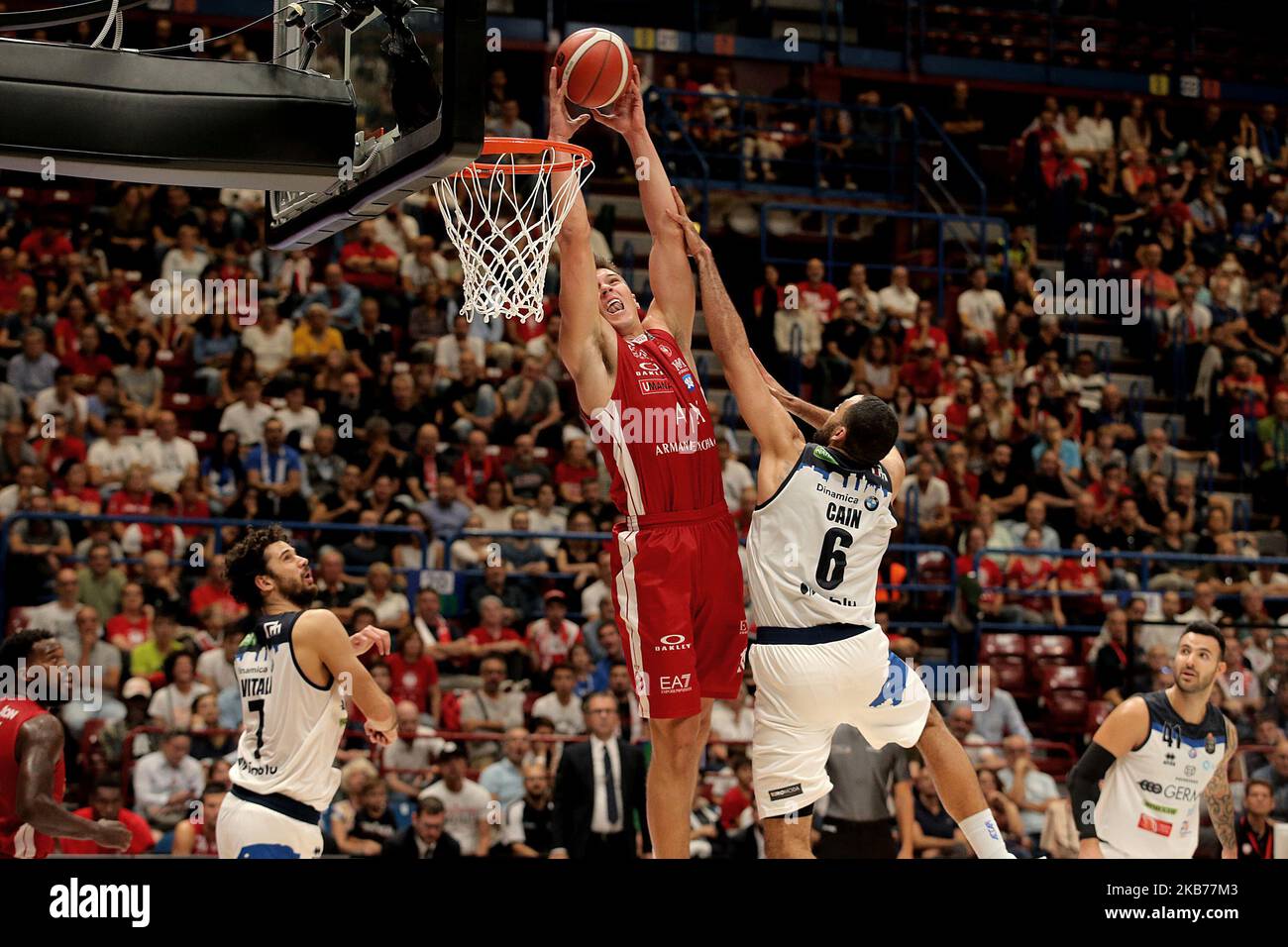 Kaleb Tarczewski de AX Armani Exchange Olimpia Milan en action pendant le LBA Lega basket Un match entre AX Armani Exchange Milan et Urania Milano au Forum Mediolanum Milano sur 29 septembre 2019 à Milan, Italie. (Photo de Giuseppe Cottini/NurPhoto) Banque D'Images