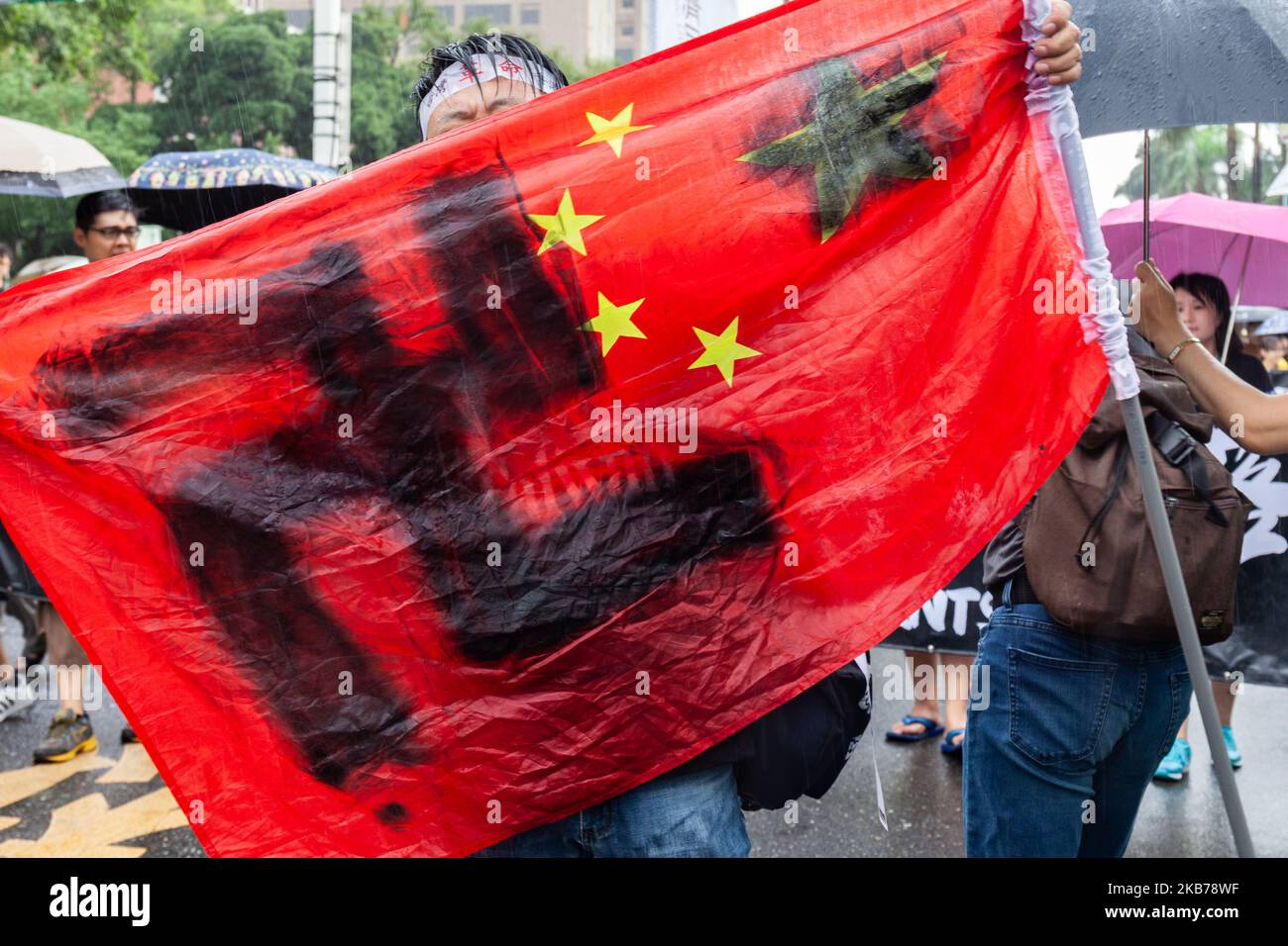 Le drapeau chinois avec le symbole nazi signifie « Chinazy » lors d'une manifestation contre 29 septembre 2019, en soutien aux manifestants de Hong Kong, à Taïwan. (Photo par Jose Lopes Amaral/NurPhoto) Banque D'Images