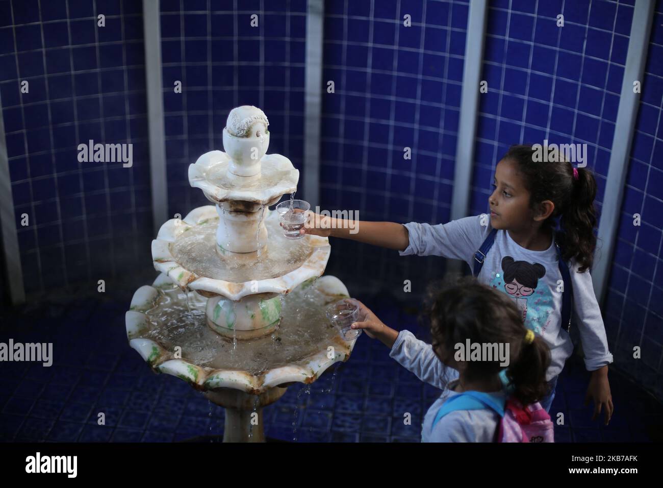 Les gens boivent et se lavent d'une fontaine d'eau chaude de soufre dans la ville de Yalova, au nord-ouest du pays, qui contient du soufre, du sodium et du calcium, qui sont utiles dans le traitement de nombreuses maladies. L'utilisation de ces sources dans le traitement remonte à l'époque byzantine. 30 septembre 2019 Turquie(photo de Mamen Faiz/NurPhoto) Banque D'Images