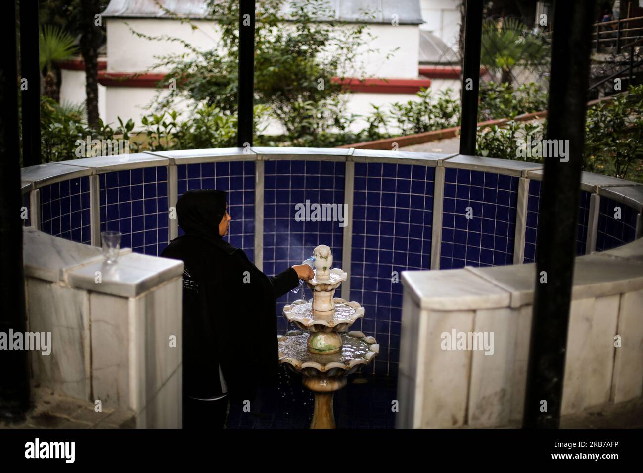 Les gens boivent et se lavent d'une fontaine d'eau chaude de soufre dans la ville de Yalova, au nord-ouest du pays, qui contient du soufre, du sodium et du calcium, qui sont utiles dans le traitement de nombreuses maladies. L'utilisation de ces sources dans le traitement remonte à l'époque byzantine. 30 septembre 2019 Turquie(photo de Mamen Faiz/NurPhoto) Banque D'Images