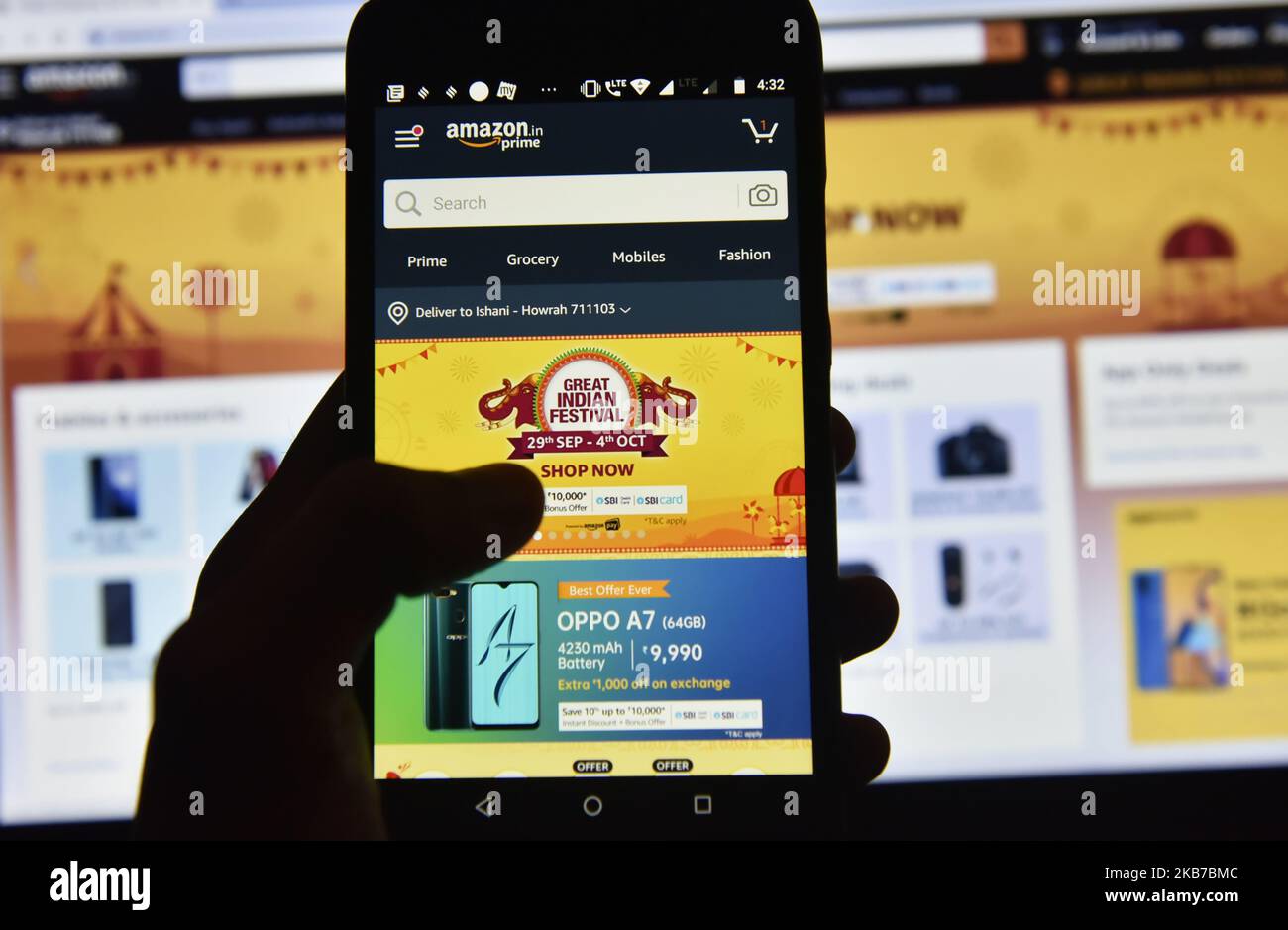 Dans cette illustration, l'application Amazon peut être vue sur un écran mobile, Kolkata, Inde, 01 octobre 2019. Flipkart, propriété de Walmart Inc., et son rival Amazon Inc, ont déclaré lundi qu'ils avaient réalisé des ventes record le jour d'ouverture de leurs ventes annuelles en Inde pour les fêtes, qui ont débuté le week-end, selon un reportage médiatique. (Photo par Indranil Aditya/NurPhoto) Banque D'Images