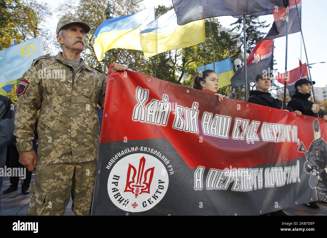 Des militants ukrainiens du parti politique d'extrême droite du secteur droit assistent à un rassemblement contre la vente de terres ukrainiennes à des étrangers, près du Parlement ukrainien à Kiev, en Ukraine, le 2 octobre 2019. Plus tôt, le nouveau Premier ministre ukrainien Oleksiy Honcharuk a annoncé que, en attendant une réforme, l'Ukraine commencera à vendre ses terres. "Seuls les citoyens ukrainiens et les entreprises ukrainiennes peuvent acheter des terres ukrainiennes", a annoncé le Premier ministre Oleksiy Honcharuk lors d'une conférence consacrée aux questions de gestion des ressources foncières sur 19 septembre 2019, comme l'a indiqué le portail Web du gouvernement. (Photo par STR/N Banque D'Images