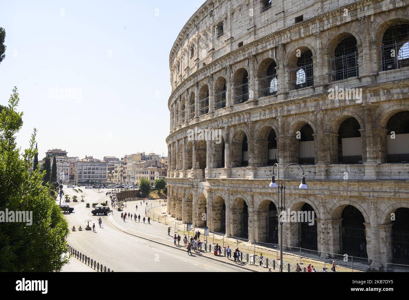 Le Colisée romain, ou Colisée, est vu à Rome, en Italie, sur 18 juillet 2019. L'énorme amphithéâtre en pierre, un exploit d'ingénierie remarquable, a été commandé autour de A.D. 70-72 par l'empereur Vespasien de la dynastie Flavian comme un cadeau au peuple romain. En 80, le Colisée a été ouvert. Il est maintenant connu comme l'une des sept merveilles du monde. (Photo de Patrick Gorski/NurPhoto) Banque D'Images