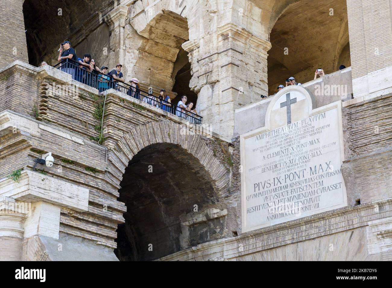 Le Colisée romain, ou Colisée, est vu à Rome, en Italie, sur 18 juillet 2019. L'énorme amphithéâtre en pierre, un exploit d'ingénierie remarquable, a été commandé autour de A.D. 70-72 par l'empereur Vespasien de la dynastie Flavian comme un cadeau au peuple romain. En 80, le Colisée a été ouvert. Il est maintenant connu comme l'une des sept merveilles du monde. (Photo de Patrick Gorski/NurPhoto) Banque D'Images