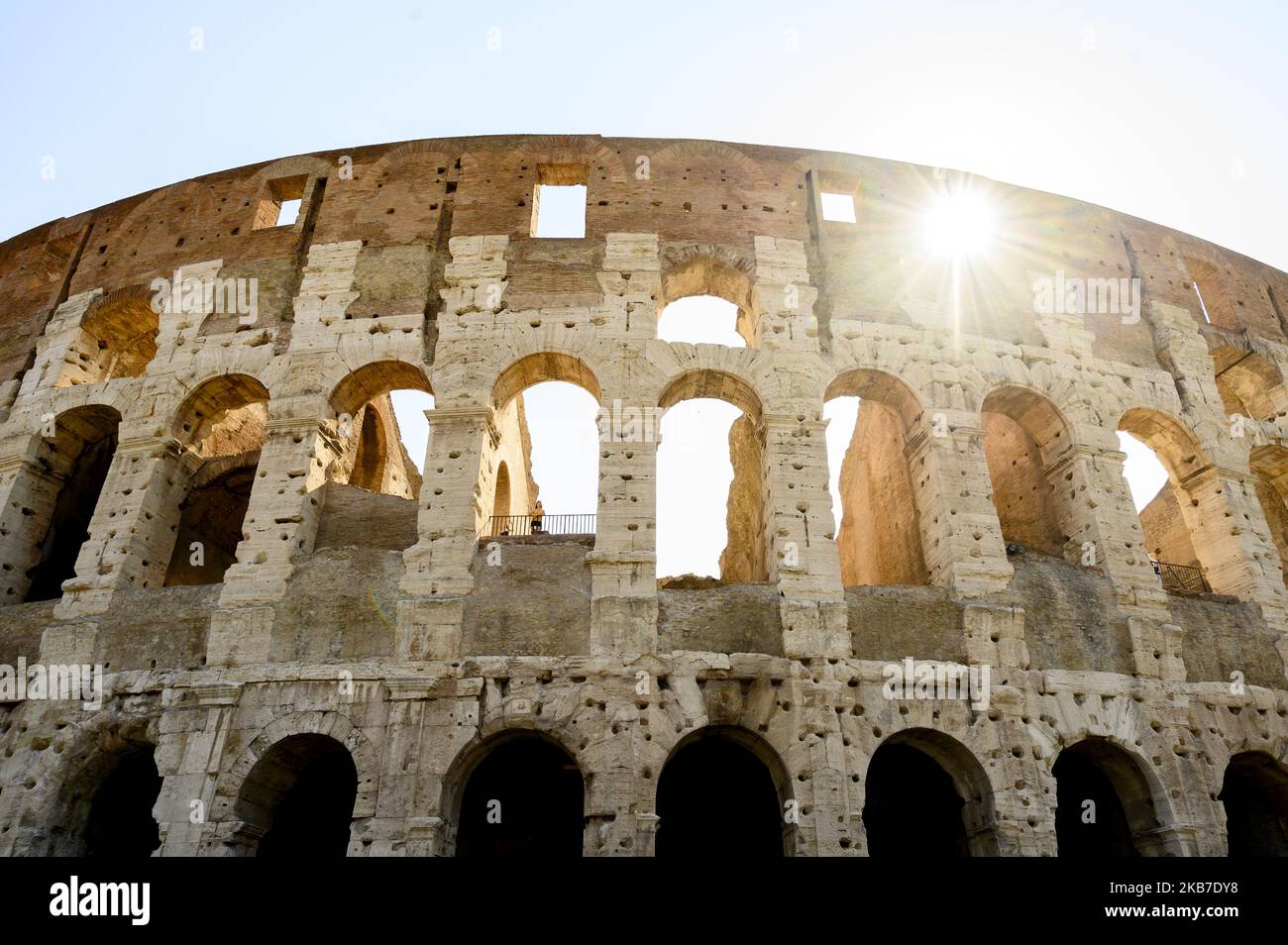 Le Colisée romain, ou Colisée, est vu à Rome, en Italie, sur 18 juillet 2019. L'énorme amphithéâtre en pierre, un exploit d'ingénierie remarquable, a été commandé autour de A.D. 70-72 par l'empereur Vespasien de la dynastie Flavian comme un cadeau au peuple romain. En 80, le Colisée a été ouvert. Il est maintenant connu comme l'une des sept merveilles du monde. (Photo de Patrick Gorski/NurPhoto) Banque D'Images