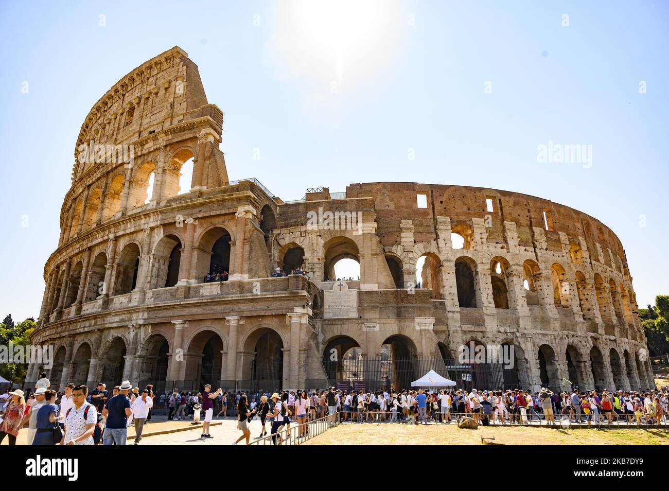 Le Colisée romain, ou Colisée, est vu à Rome, en Italie, sur 18 juillet 2019. L'énorme amphithéâtre en pierre, un exploit d'ingénierie remarquable, a été commandé autour de A.D. 70-72 par l'empereur Vespasien de la dynastie Flavian comme un cadeau au peuple romain. En 80, le Colisée a été ouvert. Il est maintenant connu comme l'une des sept merveilles du monde. (Photo de Patrick Gorski/NurPhoto) Banque D'Images