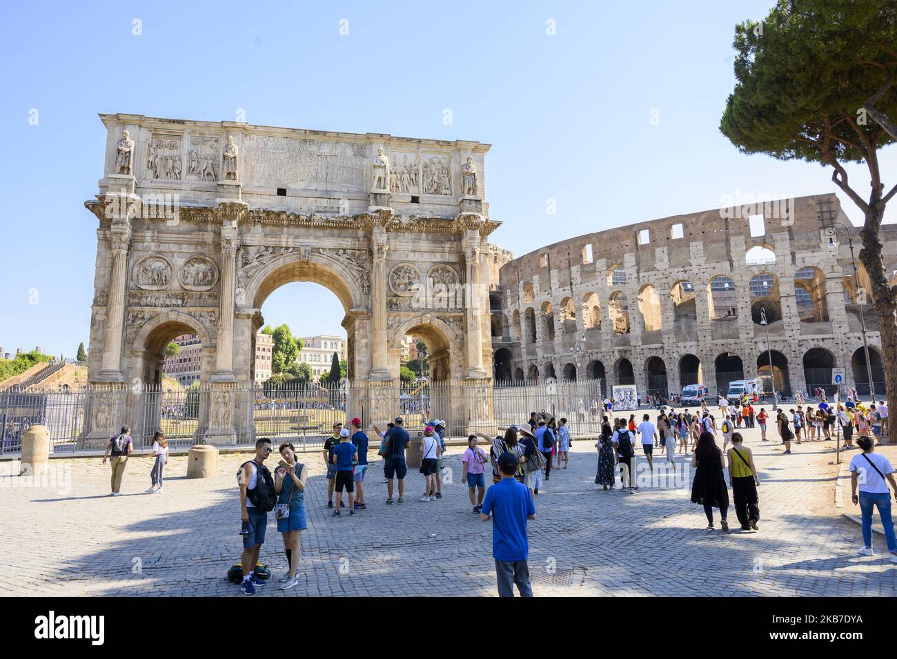 Le Colisée romain, ou Colisée, est vu à Rome, en Italie, sur 18 juillet 2019. L'énorme amphithéâtre en pierre, un exploit d'ingénierie remarquable, a été commandé autour de A.D. 70-72 par l'empereur Vespasien de la dynastie Flavian comme un cadeau au peuple romain. En 80, le Colisée a été ouvert. Il est maintenant connu comme l'une des sept merveilles du monde. (Photo de Patrick Gorski/NurPhoto) Banque D'Images