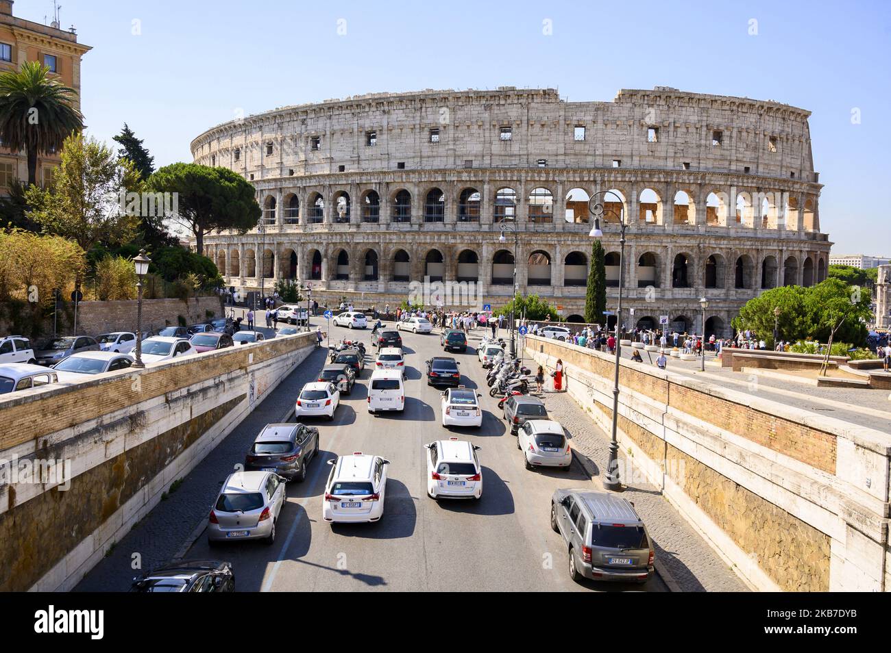 Le Colisée romain, ou Colisée, est vu à Rome, en Italie, sur 18 juillet 2019. L'énorme amphithéâtre en pierre, un exploit d'ingénierie remarquable, a été commandé autour de A.D. 70-72 par l'empereur Vespasien de la dynastie Flavian comme un cadeau au peuple romain. En 80, le Colisée a été ouvert. Il est maintenant connu comme l'une des sept merveilles du monde. (Photo de Patrick Gorski/NurPhoto) Banque D'Images